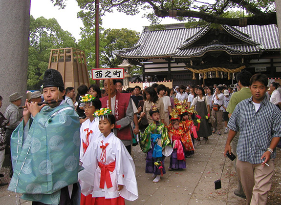写真：放生池へ向かう稚児行列